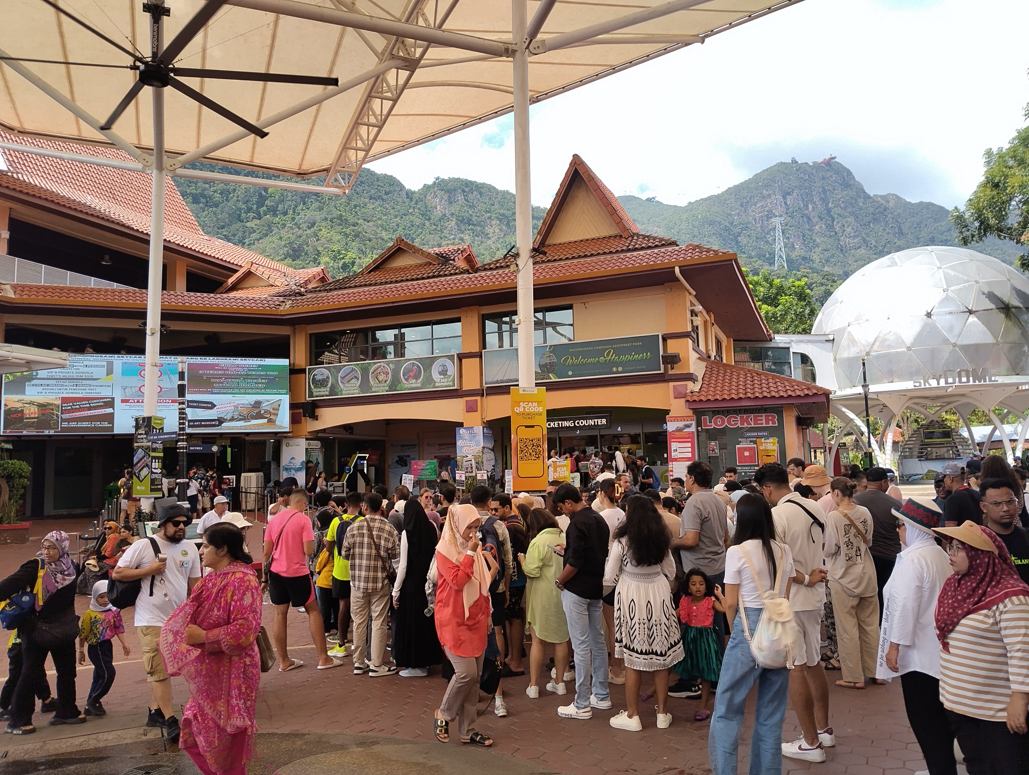 line to get on the cable car
